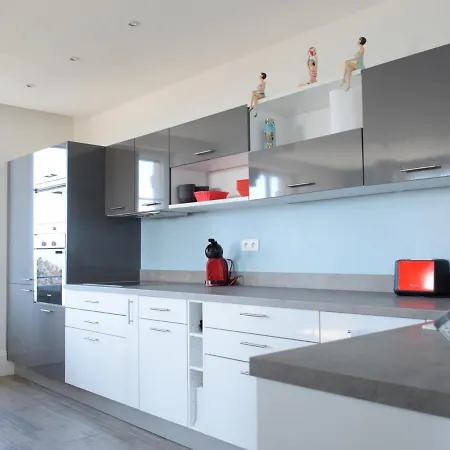Spacieux A Avec Balcon Et Garage - Fr-1-498-48 *